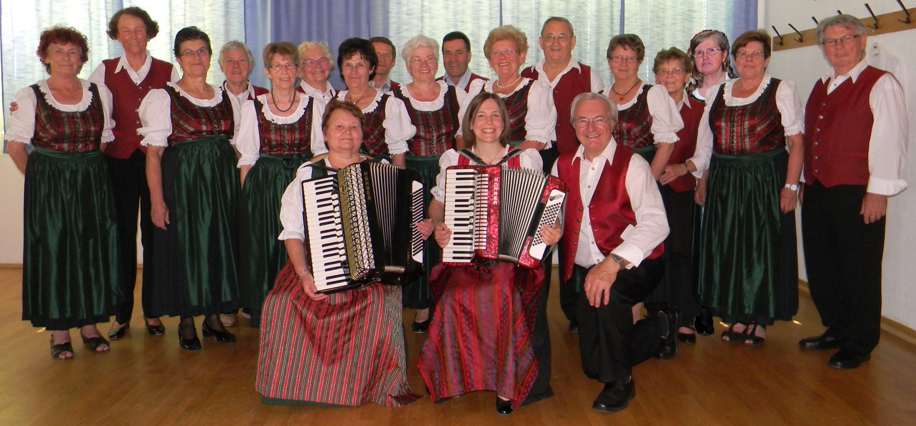 Senioren-Volkstanzgruppe im Gasthof Hei